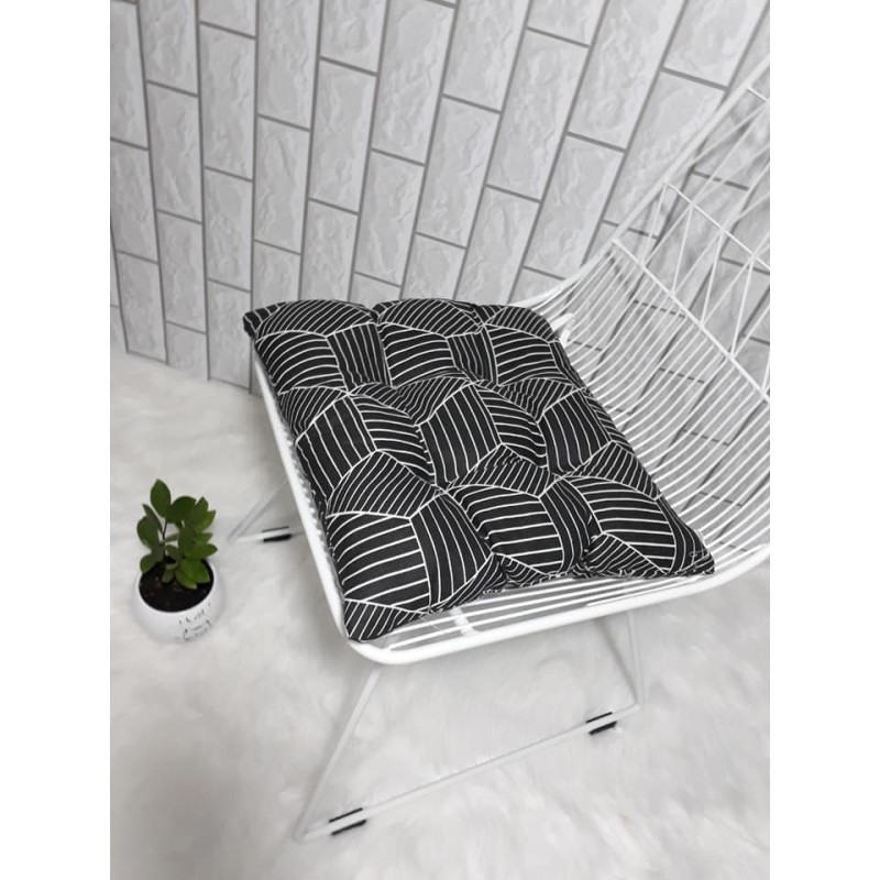 Nệm ngồi vuông sọc trắng đen (45cm) - Kanaria