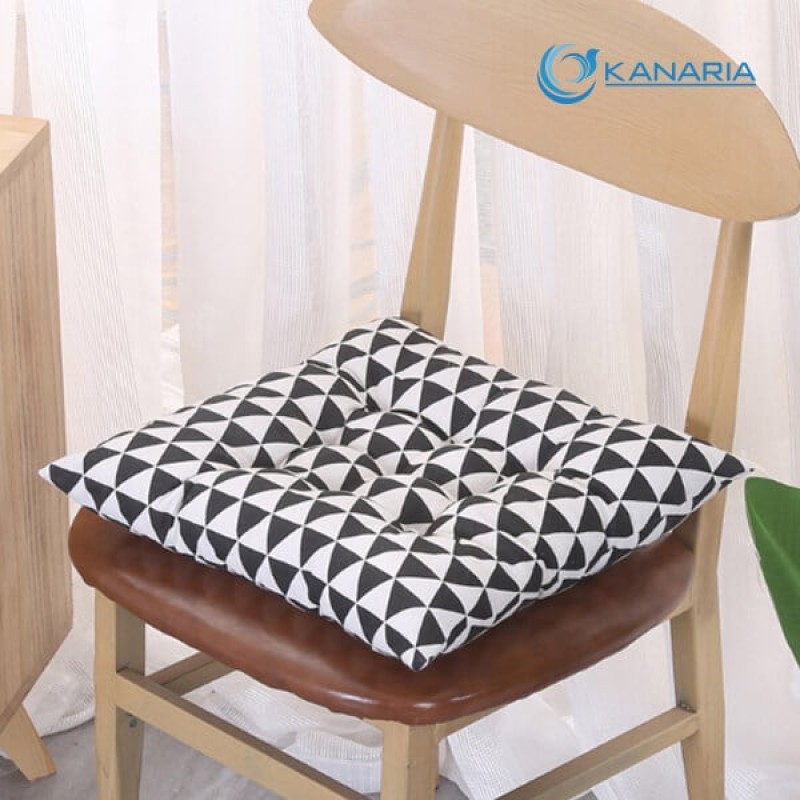 Nệm Ngồi Vuông Hoa Văn Tam Giác Trắng Đen (45cm) - Kanaria