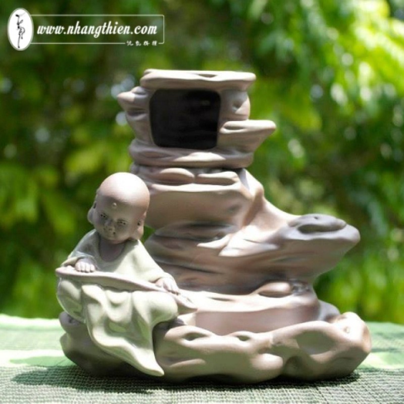 Thác khói chú tiểu gảy đàn A001  - Thác khói Nhang Thiền